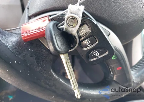 2013 Hyundai Elantra Limited z USA, uszkodzony, nr VIN 5NPDH4AE6DH277255